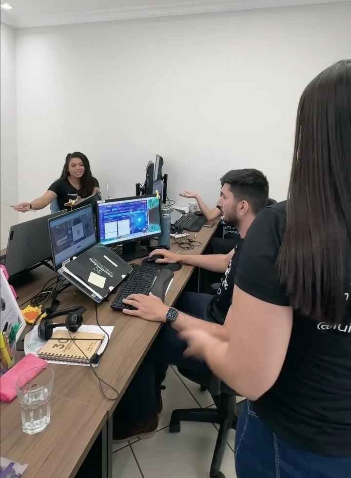 Equipe da 3C trabalhando no escritório