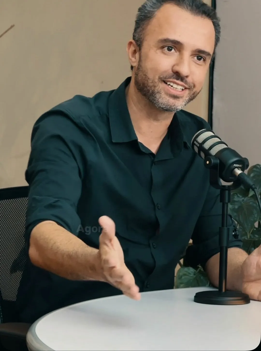 Luís Poleis, da 3C, gravando um podcast sobre o Simples Nacional